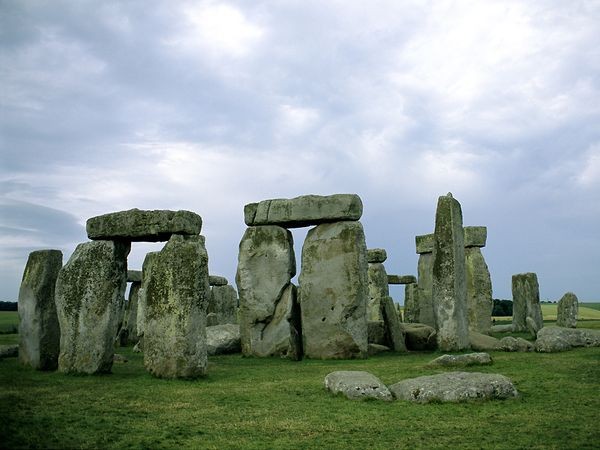 Stonehenge, Anh Qua hàng thế kỷ nghiên cứu, các nhà khảo cổ đã phát hiện ra nhiều sự thật về bãi đá cổ Stonehenge ở phía Nam nước Anh. Nhưng mặc dù có tiến bộ này, các câu hỏi cơ bản về việc ai đã xây công trình kỳ bí này và nhằm mục đích gì vẫn chưa được trả lời.