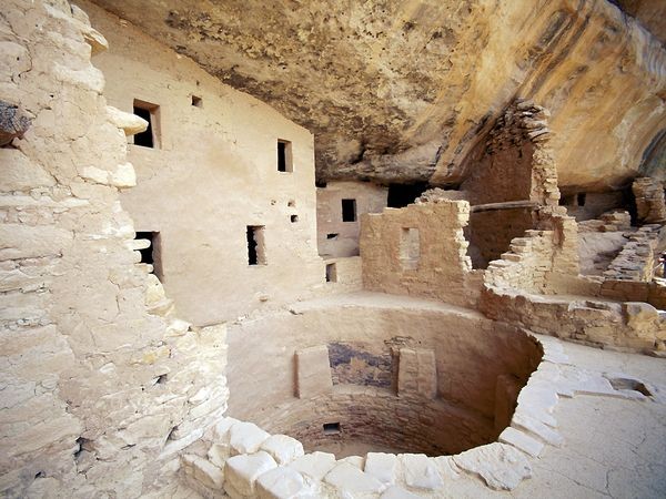 Mesa Verde, Colorado (Mỹ) Hơn 600 ngôi nhà trên vách đá được tổ tiên người Pueblo (còn gọi là người Anasazi) tạo ra. Chúng nằm rải rác khắp công viên quốc gia Mesa Verde ở Colorado, Mỹ. Người Anasazi đến vùng này vào đầu năm 550 sau CN, xây dựng nhà cửa và trồng trọt trên những ngọn núi. Khoảng năm 1150, họ bắt đầu di chuyển nhà vào những hẻm núi. Hầu hết ngôi nhà đều có diện tích nhỏ, nhưng một vài ngôi có diện tích lớn và có thể chứa 250 người.