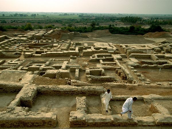 Mohenjo Daro, Pakistan Nền văn minh thung lũng Indus hoàn toàn không được biết đến cho đến năm 1921, khi việc khai quật phát hiện ra các thành phố Harappa và Mohenjo Daro (ảnh trên). Nền văn hóa bí ẩn này xuất hiện cách đây 4.500 năm và phát triển mạnh trong 1.000 năm, nhờ tận dụng những vùng đất màu mỡ của vùng đồng bằng sông Indus và việc giao thương với nền văn minh Lưỡng Hà gần đó.