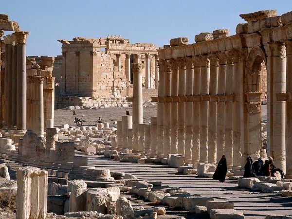 Palmyra, Syria Có bằng chứng cho thấy thành phố cổ Palmyra (hay còn gọi là Tadmor) tồn tại từ thế kỷ 19 trước Công nguyên. Nó có ảnh hưởng lớn vào khoảng năm 300 trước CN, khi các đoàn người đi buôn bắt đầu sử dụng nó như một điểm dừng chân giữa Lưỡng Hà và Ba Tư. Vị trí chiến lược và sự phồn thịnh của Palmyra đã thu hút sự quan tâm của người La Mã, những người nắm quyền kiểm soát thành phố này vào thế kỷ thứ nhất sau Công nguyên.