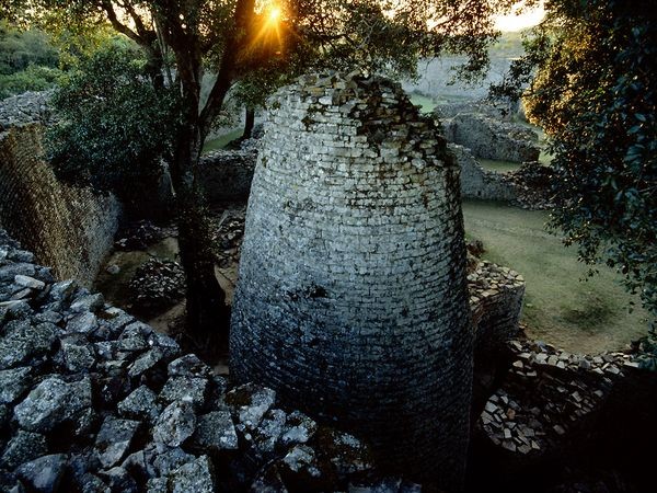 Great Enclosure, Zimbabwe Great Enclosure có giá trị như địa điểm khảo cổ quan trọng nhất được tìm thấy ở vùng cận Sahara, châu Phi. Mặc dù các nhà sử học đang tiếp tục tìm kiếm câu trả lời về nguồn gốc và mục đích của thành phố, nhưng có bằng chứng cho thấy Shona (tổ tiên của người Bantu hiện đại) đã xây nó vào đầu những năm 1250 sau CN và đóng vai trò như một trung tâm tinh thần.
