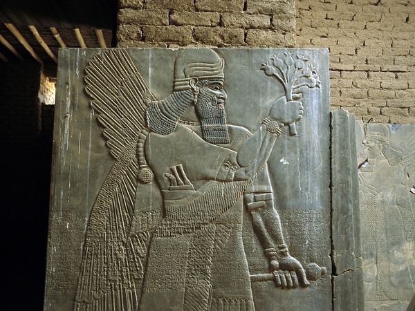 Nimrud, Iraq Nimrud nằm ở phía Bắc Iraq, từng là thủ đô của đế chế Assyrian. Được xem là những kẻ khát máu và tàn bạo, người Assyrian xuất hiện vào khoảng thế kỷ 14 trước CN và thống trị vùng Trung Đông khoảng 1.000 năm. Nimrud và đế chế Assyrian lụn bại nhanh chóng vào năm 612 trước CN, sau khi thành phố anh em của Nimrud là Nineveh rơi vào tay Babylon.