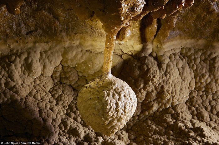 Một cấu trúc đá trông như tổ ong bắp cày trong hang Tham Pha Mon, Pang Mapha, Thái Lan