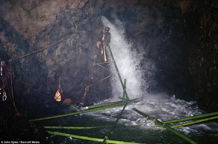 Bên trong hang Tham Susa, Pang Mapha, Thái Lan