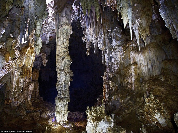Một chiếc cột đá voi cao hơn 21m trong hang Tham Lod