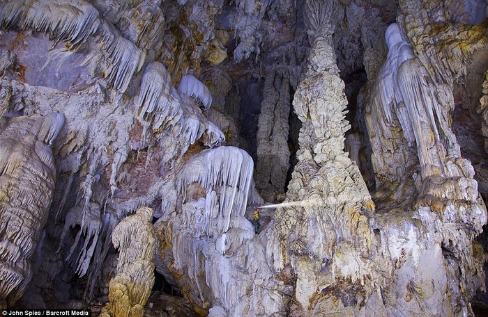 Những cột đá vôi và nhũ đá trong hang Tham Lod