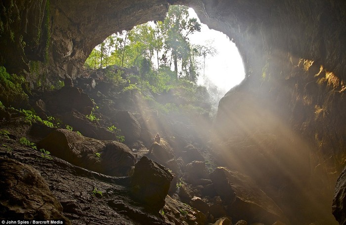 Trải qua hơn 30 năm thám hiểm dưới lòng đất, nhà thám hiểm Spies đã thăm 85 hang động trong đó có nhiều hang động chưa được khám phá và phát hiện ra nhiều điều kì bí.