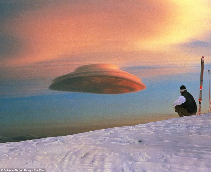 Những đám mây hình thấu kính: (mammatus clouds) hình thành dọc theo các dãy núi cao khi không khí đi qua đỉnh. Những đám mây này thường có hình dạng giống như những đĩa bay, điều này khiến nhiều người tưởng chúng là các UFO.