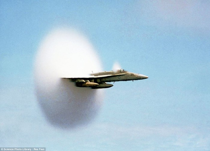 Khi máy bay gia tốc vượt tốc độ âm thanh, sóng âm thanh do máy bay phát ra không thể truyền ra phía trước mà bị nén lại, cộng hưởng với nhau thành những sóng âm rất lớn, tạo tiếng nổ rất lớn. Khi đó, đám mây quanh thân máy bay xuất hiện là do áp suất không khi xung quanh đột ngột giảm, dẫn tới nhiệt độ không khí cũng giảm theo khiến hơi nước tụ lại thành mây... Máy bay khi bay xuyên qua đám mây này thì tạo thành một đám mây hình nón.