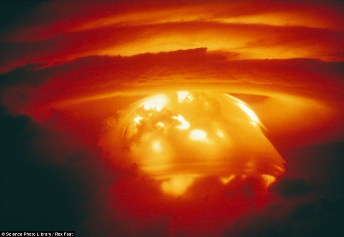 Một vụ nổ hạt nhân diễn ra vào ngày 21/5/1956 gây ra cột không khí xoắn ốc trên bầu trời