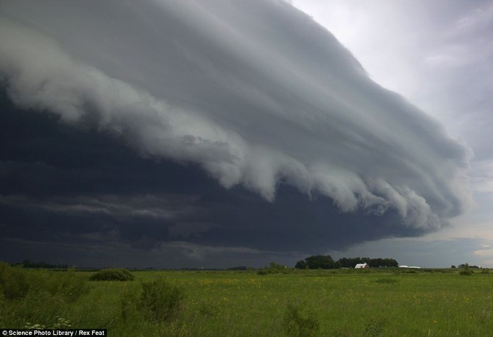Một đám mây to phủ bóng trên bầu trời bang Minnesota, Mỹ, dấu hiệu cho một cơn dông lớn.