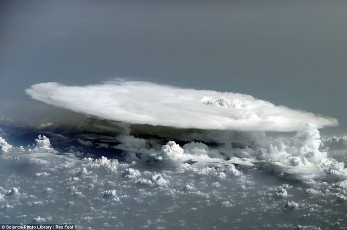 Đám mây tích mưa trên bầu trời Tây Phi. Mây tích mưa có thể tăng kích thước chiều dọc cho tới khi gặp phải một vật cản tự nhiên. Những đám mây tích mưa thường báo hiệu một cơn bão nghiêm trọng.