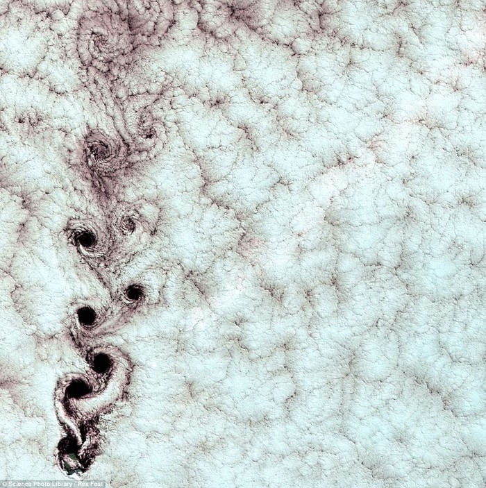 Một đám mây Von Karman (mây xoáy) trên đảo Alexander Selkirk, khu vực duyên hải Chile. Những vòng xoáy mỹ lệ trong bức ảnh này có thể là một trong những những đám mây kỳ lạ nhất được nhìn thấy từ trên vũ trụ.