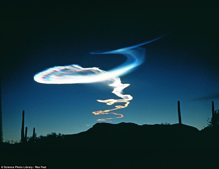 Các đám mây dạ quang được cấu thành từ những tinh thể băng có vị trí cao trong bầu khí quyển, ở độ cao khoảng 80km sau khi bị chiếu ánh sáng mặt trời trong một thời gian dài . Đám mây trong hình được hình thành từ khói của một tên lửa phóng đi từ khoảng cách xa.