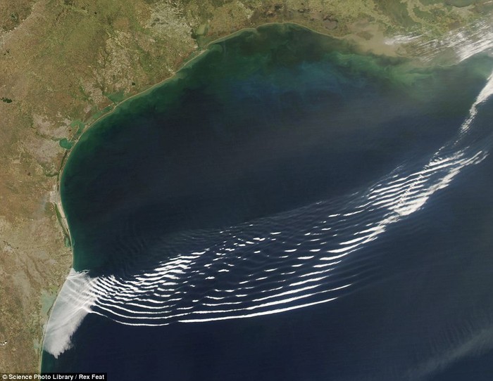 Đám mây sóng trên vịnh Mexico, ngoài khơi bờ biển Texas. Các gợn mây sóng này đặc biệt hình thành trên các đại dương do sự di chuyển của vùng áp suất cao và không khí lạnh phía trước. Không khí dày bị đẩy không khí loãng lên trên và hình thành lên những gợn sóng nhấp nhô.