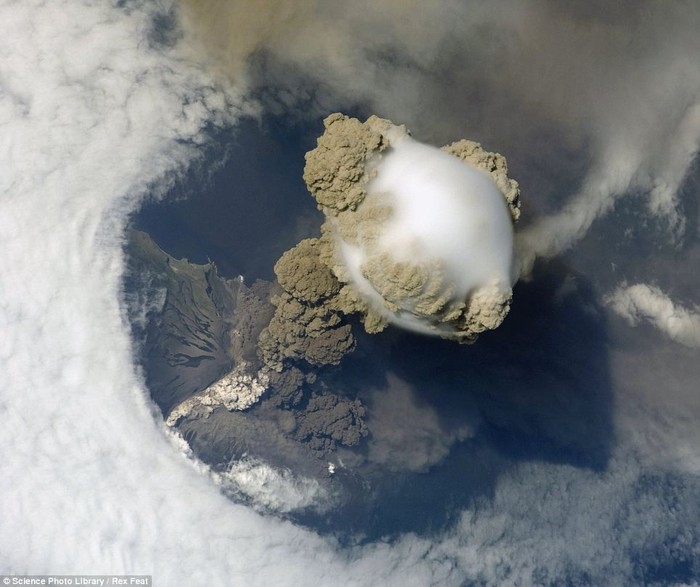 Lớp tro bụi bùng lên từ núi lửa Sarychev ở Nga xé toang đám mây nấm trắng trên bầu trời.
