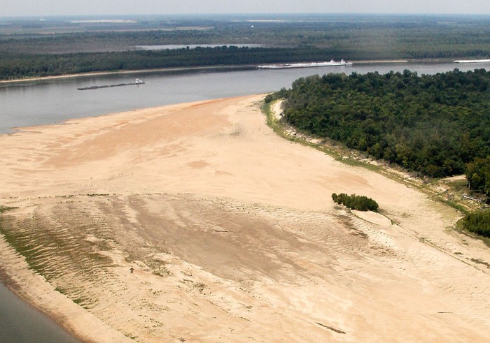 Sông Mississippi khô cạn với mực nước ngày càng thấp ( 21/8/2012).