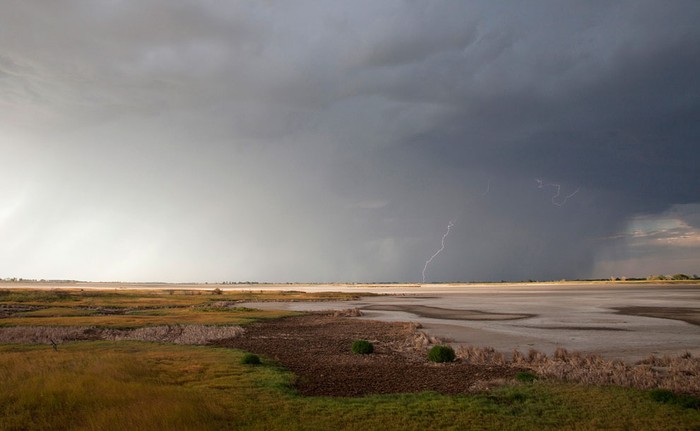Một cơn bão kéo đến do ảnh hưởng của đợt hạn hán kéo dài tại Hudson, bang Kansas (7/8/2012)