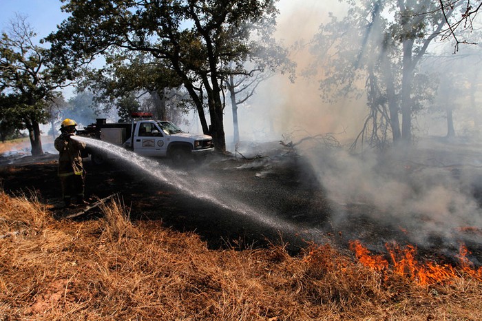 Những người lính cứu hỏa đang chiến đấu với đám cháy rừng gần thị trấn Noble, bang Oklahoma ( 4/8/2012). Đám cháy đã phá hủy nhiều nhà cửa và cản trở các tuyến đường cao tốc trong suốt 18 ngày.