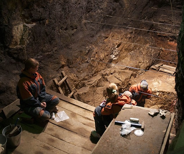 Các nhà nghiên cứu đang làm việc bên trong hang động, nơi ở của loài người cổ xưa vào 50 nghìn năm trước đây