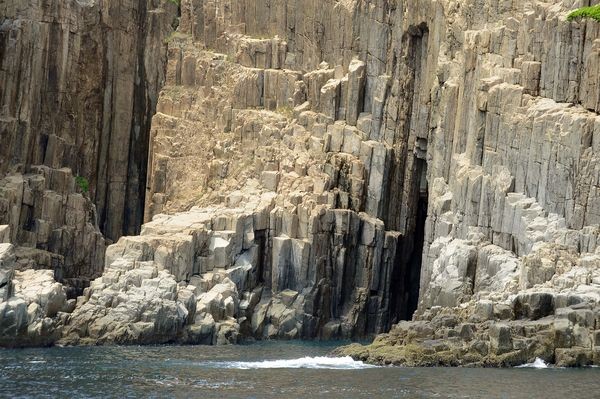 Cận cảnh những dải đá lục rác trên hòn đảo được hình thành từ dung nham đông cứng