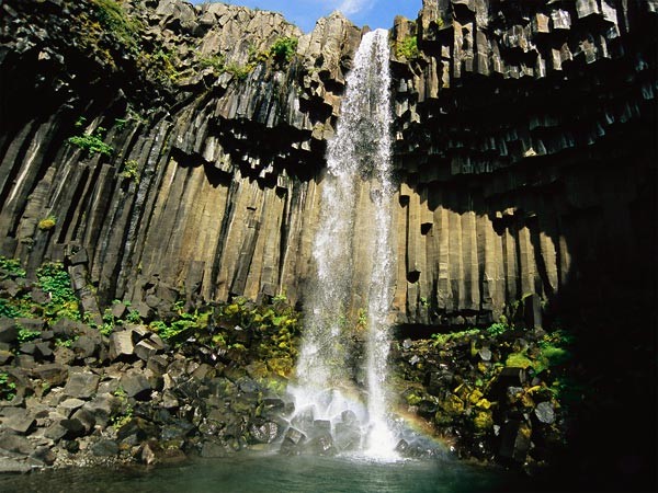 Thác nước chảy qua những cột đá dung nham lục giác tại Công viên quốc gia Skaftafell