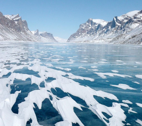 Một nghiên cứu khoa học mới chỉ ra rằng băng Bắc Cực phản ứng ngày càng nhanh với sự biến đổi khí hậu đột ngột hơn 8 nghìn năm trước đây. Nhà khoa học Nicolás Young thuộc Đài quan sát trái đất Dohery của Đại học Columbia cho biết: “Các tảng băng rất nhạy cảm với những thay đổi nhiệt độ dù là nhỏ”