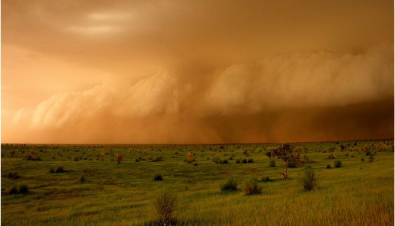 Một nghiên cứu mới chỉ ra rằng đất khô cằn có khả năng gây ra những bão hơn đất ẩm.