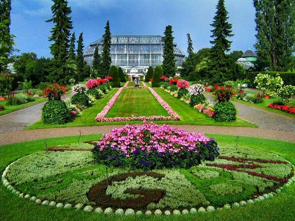2. Vườn Botanischer, Đức Botanischer được đánh giá là một trong những khu vườn quan trọng nhất trên thế giới. Được xây dựng từ năm 1897 - 1910, Botanischer hiện là một phần của trường ĐH Freie ở thủ đô Berlin.