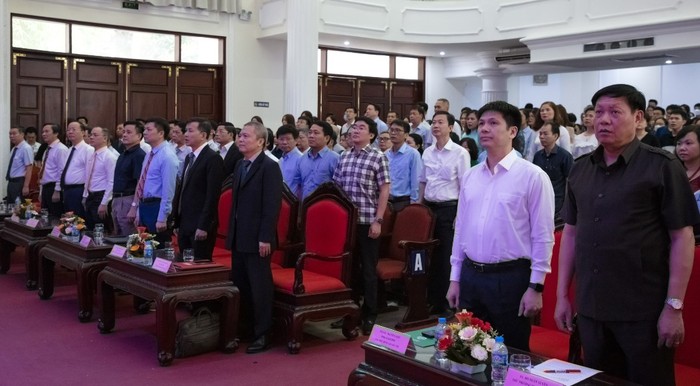Trường Đại học Y Dược, Đại học Quốc gia Hà Nội đã tổ chức lễ công bố thành lập Khoa Dược, Bộ môn Y học cấp cứu ngoại viện và các quyết định bổ nhiệm chức vụ lãnh đạo của 2 đơn vị.