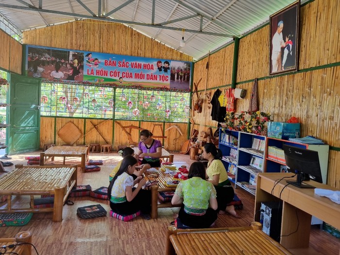 Một số hình ảnh thầy cô Trường Tiểu học Lê Hữu Thọ (huyện Mường Tè) tổ chức hoạt động giữ gìn bản sắc dân tộc. (Ảnh trên website trường)