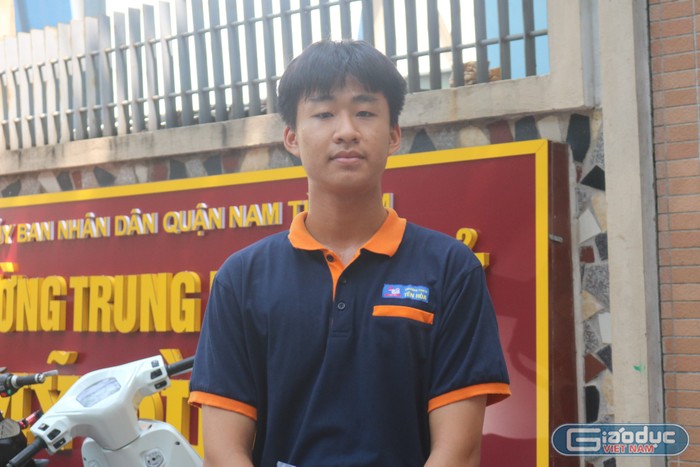 Em Tạ Quang Minh (học sinh Trường trung học cơ sở Yên Hoà) hào hứng cho biết đề thi Ngữ văn năm nay vừa sức với thí sinh.