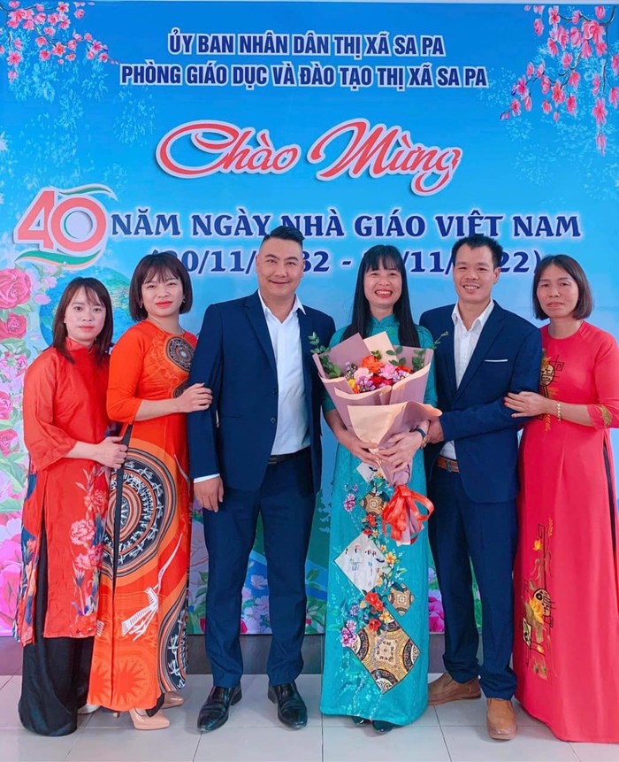 Cô giáo Ong Thị Hiên (đứng thứ 3 từ phải sang) cùng đồng nghiệp chụp ảnh kỉ niệm 40 năm Ngày Nhà giáo Việt Nam 20/11. (Ảnh: Nhân vật cung cấp).