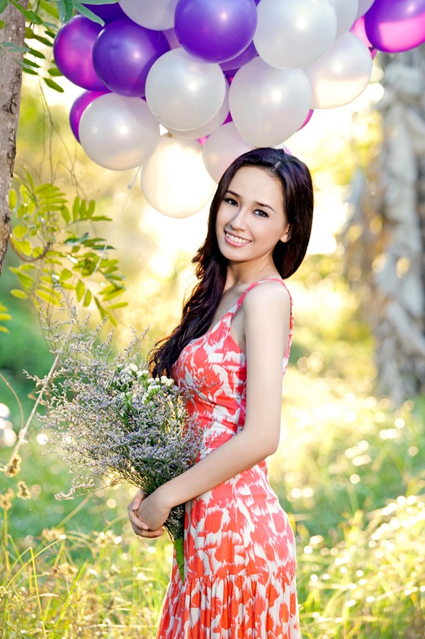 Vẻ đẹp dịu dàng, giàu nữ tính và lòng nhân ái của Hoa hậu Việt Nam 2006 được nhiều người yêu mến.
