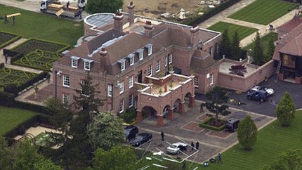 Căn biệt thự được vợ chồng siêu sao Beckham - Victoria rao bán với giá 18 triệu bảng Anh, và Kim cho biết đây có thể là " điểm dừng chân" ở Châu Âu của gia đình mình".