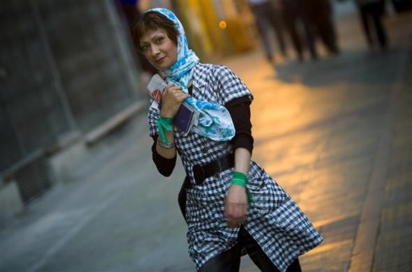Một phụ nữ đi trên đại lộ ở trung tâm thủ đô Tehran..