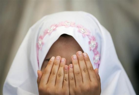 Một người phụ nữ trẻ Iran đang cầu nguyện trong tháng ăn chay Ramadan của người Hồi giáo Ramadan.