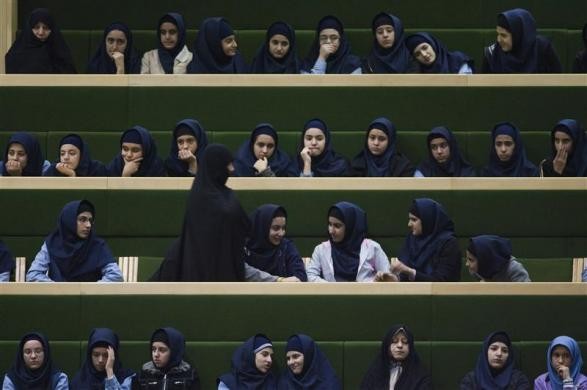 Các học sinh nữ tham gia quốc hội Iran tại Tehran.