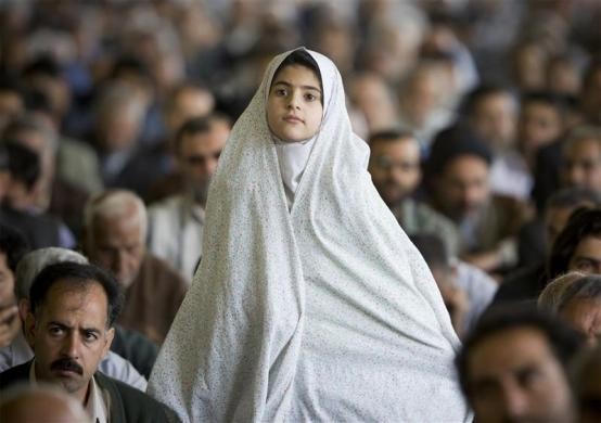 Một bé gái đang tham gia lễ cầu nguyện.