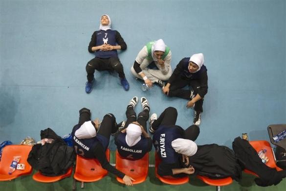 Các thành viên của đội bóng chuyền nữ trong thời gian nghỉ giải lao của một giải đấu.