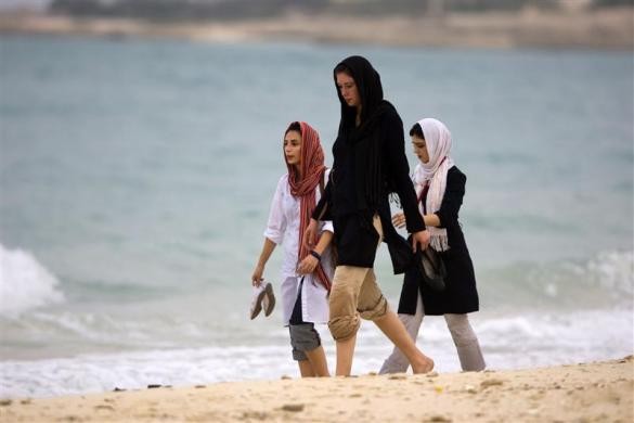 Phụ nữ Iran đi bộ dọc theo bãi biển phía nam đảo Kish của Vịnh Ba Tư.