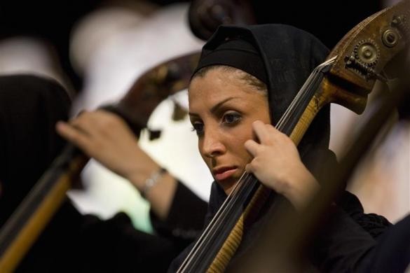 Nữ nghệ sỹ trong dàn nhạc giao hưởng tại Tehran.