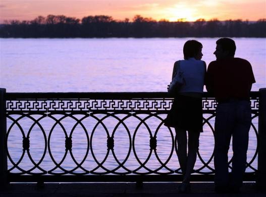 Một cặp đôi đứng bên dòng sông Volga ở Samara, khoảng 1000 km về phía đông nam Moscow.