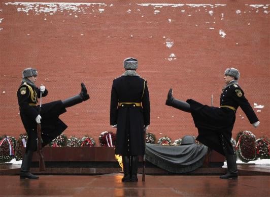 Những người lính gác đang thay ca ở Đài tưởng niệm những liệt sĩ vô danh cạnh bức tường điện Kremlin.