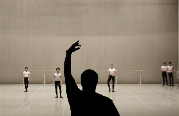 Các vũ công tham gia buổi học tại Học viện Ballet Bolshoi ở Moscow.