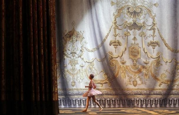 Nghệ sỹ múa ba lê Maria Alash sau khi biểu diễn xong tại Nhà hát Bolshoi.