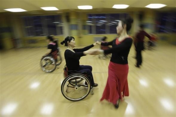 Các nữ vũ công khuyết tật người Trung Quốc trong một buổi tập luyện.