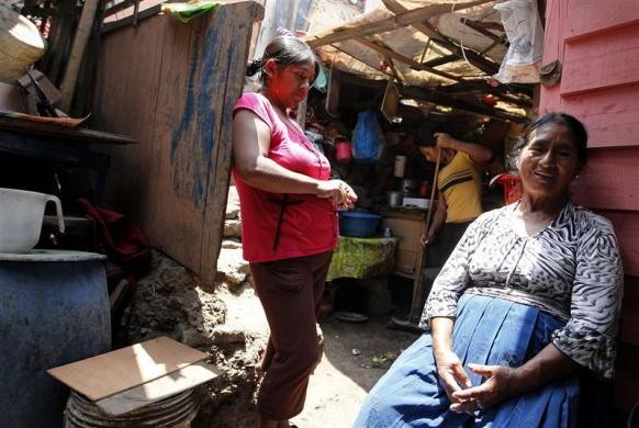 Bà Victoria Ochante, 65 tuổi, và con gái Hilda sau khi làm việc nhà ở vùng ngoại ô của Lima, Peru.