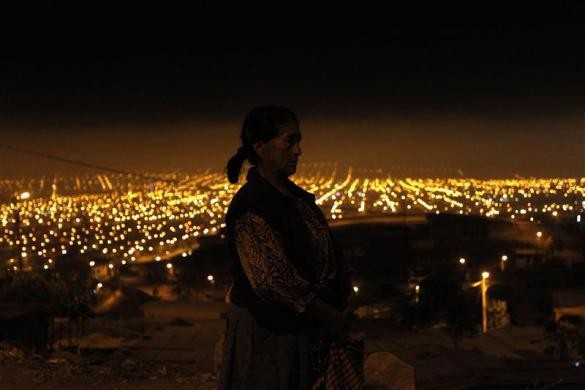 Bà Victoria Ochante ra ngoài lúc 4 giờ sáng trước khi bắt đầu công việc nhặt rác tái chế ở vùng ngoại ô của Lima, Peru.