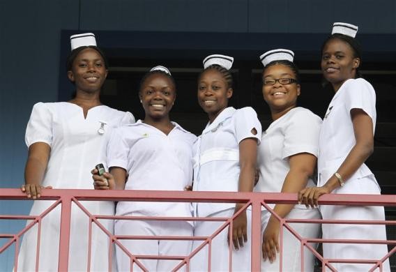 Các y tá trong một chuyến thăm của Hoàng tử Anh Harry tại Bệnh viện Nhi Bustamente, ở Kingston, Jamaica.